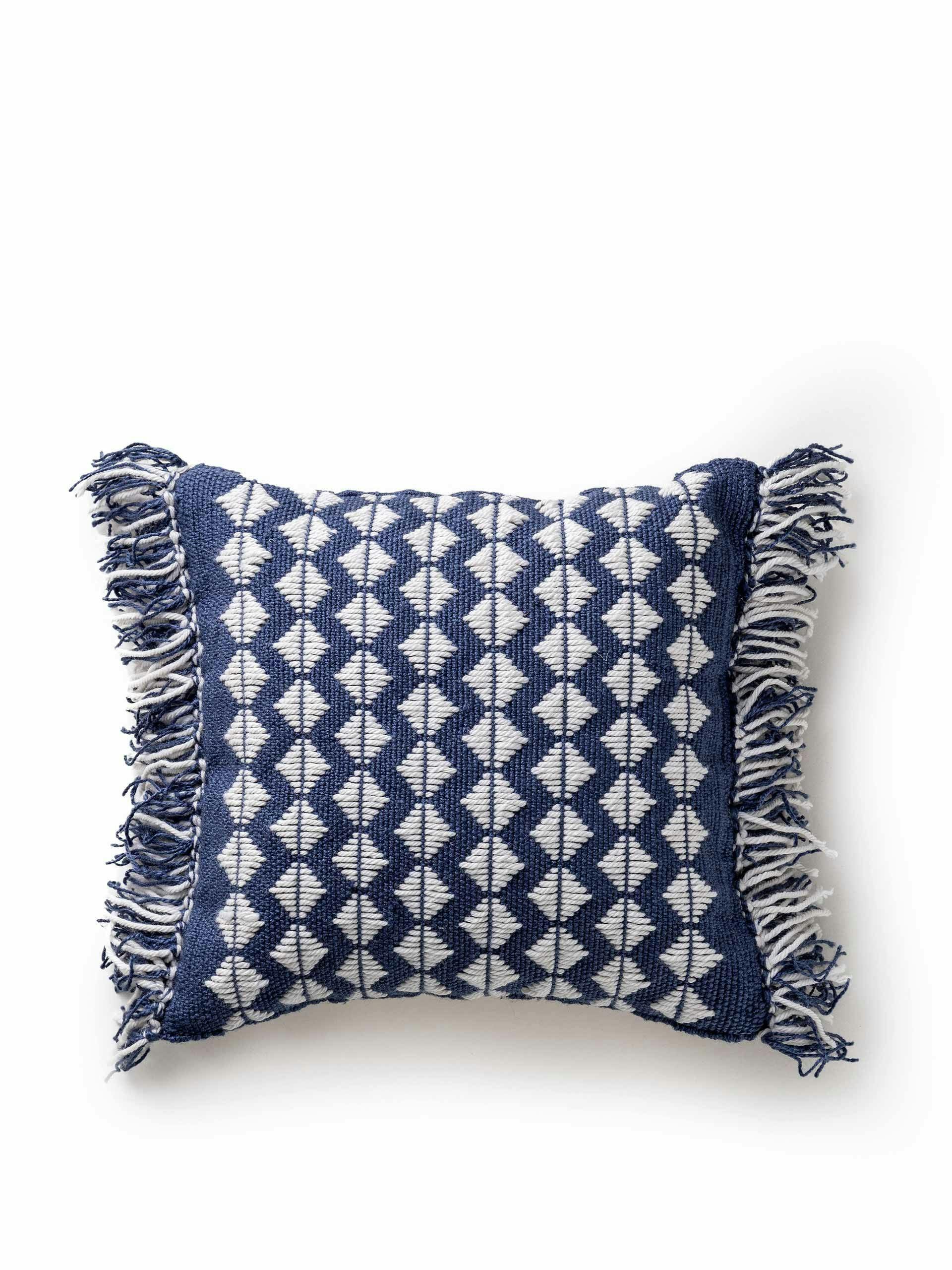 In- and outdoor fringed cushion